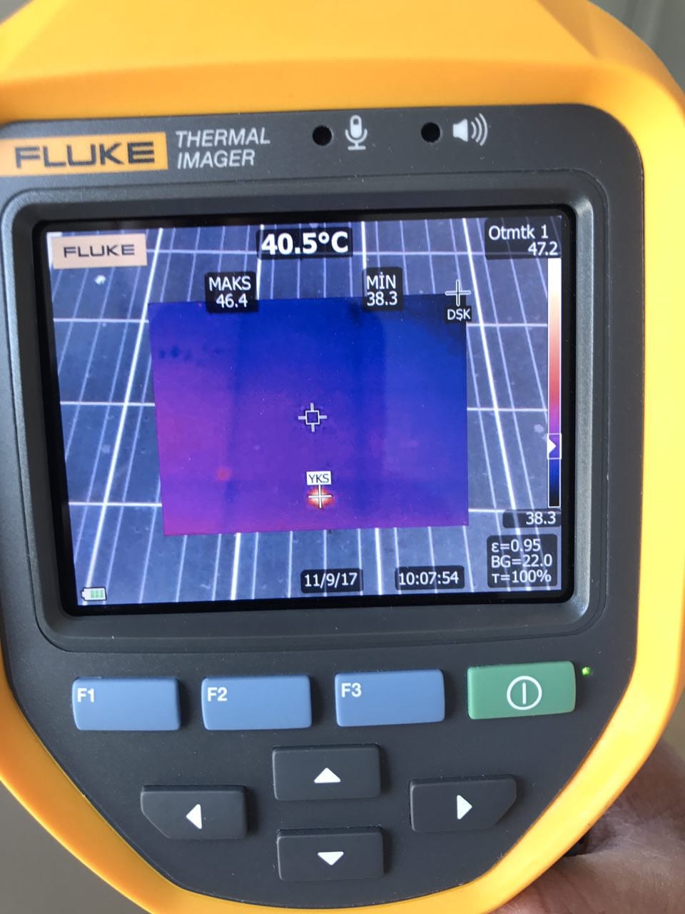 Fluke thermal imager screen showing a solar module scan reading 40.5°C, with a range of 38.3 to 46.4°C