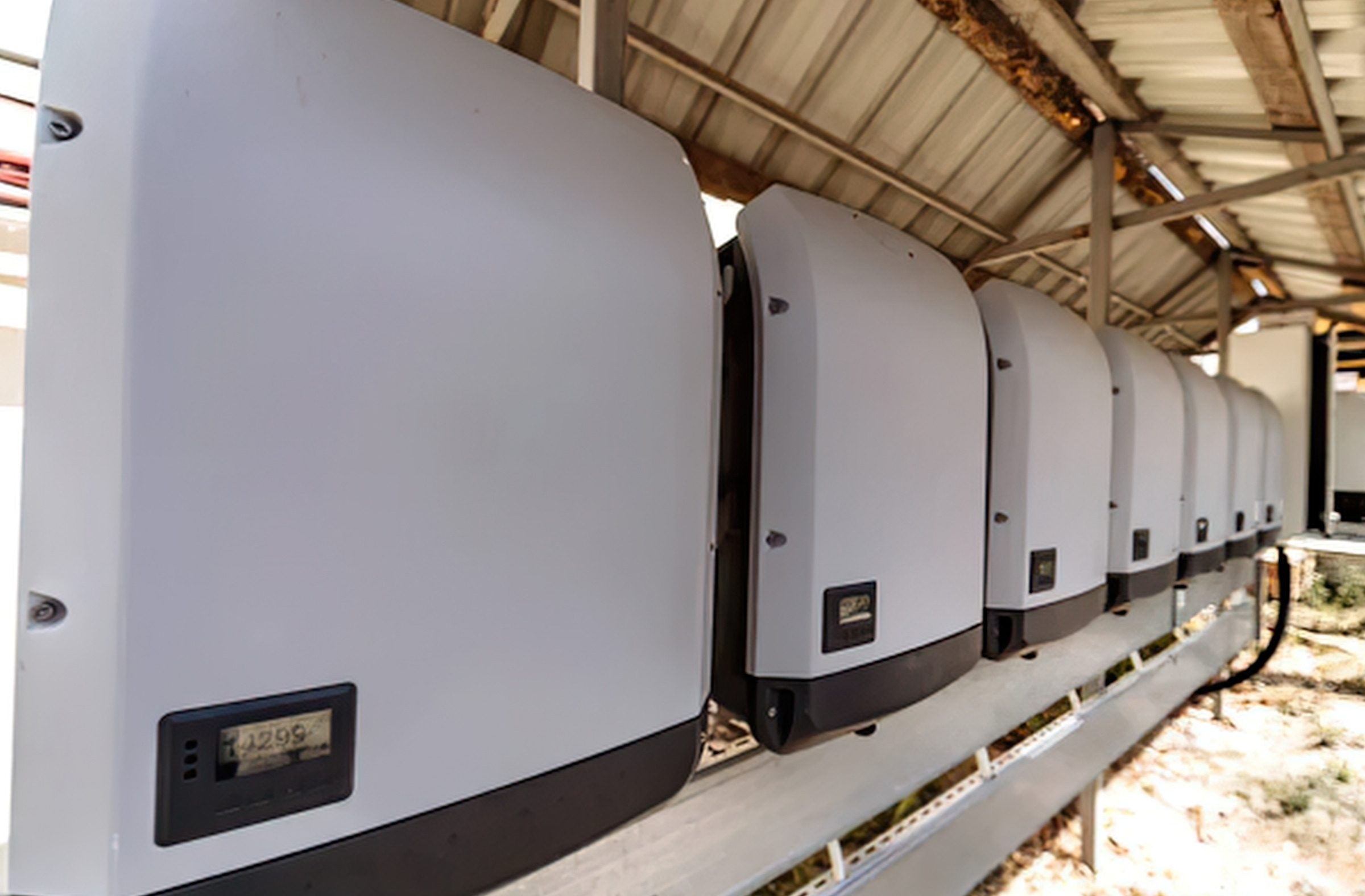 Santral sundurması altına monte edilmiş string inverter sırası